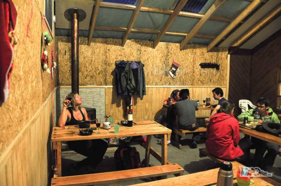 O interior aquecido do refúgio no Acampamento Los Cuernos, no Parque Nacional Torres del Paine, no sul do Chile